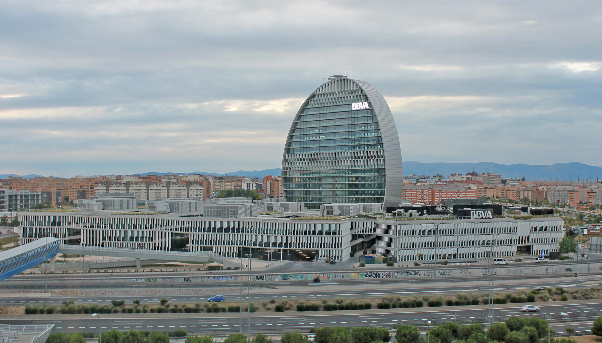 La ciutat BBVA amb l'edifici La Vela al mig